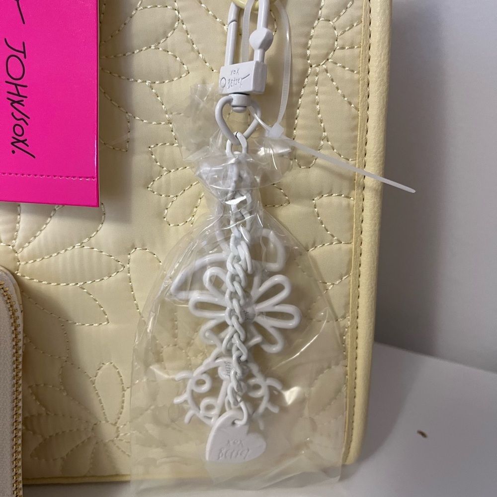 Buyer appreciation- Betsey Johnson Tote/Wristlet - buy a candle get an entry!! - Picture 5 of 11
